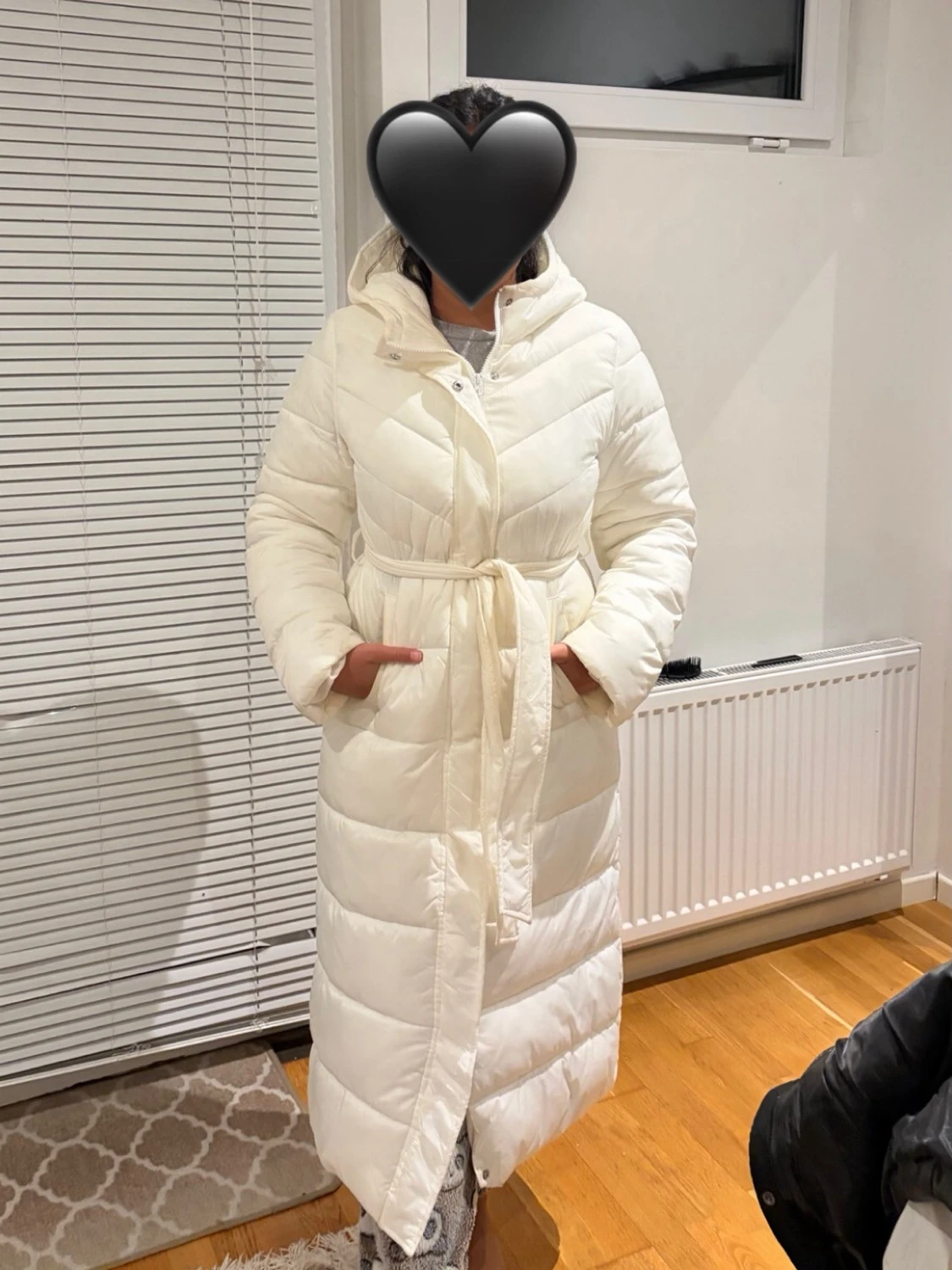 Lång vit dunjacka med huva och bälte