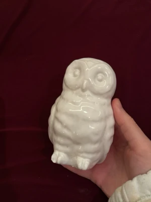 Vit uggla hem dekor  - Säljer en söt vit uggla som prydnad. Ugglan har blanka ytor och tydliga detaljer som ögon och fjädrar. Perfekt som dekoration i bokhyllan eller på skrivbordet.
