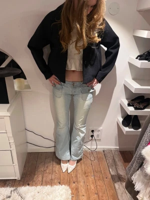 Svart kort kappa från Vila - Säljer en svart, croppad skeppar jacka med enkel knäppning framtill. Jackan har en klassisk krage. Perfekt till lager på lager och ger en clean look till alla outfits. Köptes för ett år sen men har bara blivit använd fåtal gånger. Fickorna är inte sprättade. (Har katt) 