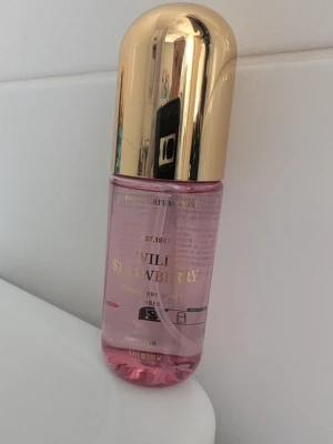 Wild Strawberry Body Perfume Mist -  Wild Strawberry bodymist från H&M med doft av jordgubb, viol och amber. Perfekt för dig som gillar söta och fruktiga dofter. 100 ml. 50 kr. 