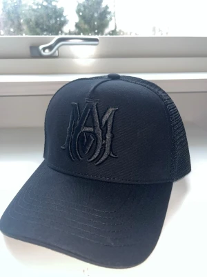 Svart truckerkeps från Amiri - Amiri hel svart truckkeps. helt nytt skick och helt oanvänd, riktigt fin och passar alla tillfällen, har en kollektion och vill bli av med de.