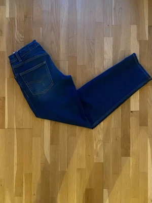 Loose Taper Levi Jeans 🔵 - Säljer mörkblå Levi’s Loose Taper jeans 👖✨ Storlek: 16A. Klassisk femficksdesign med snygg tvätt och avslappnad passform som smalnar av vid benslutet 💙 Nypris ca 1300–1400 kr. Skick: Fint skick, knappt använda ⭐️ Perfekta jeans till vardags! 💥