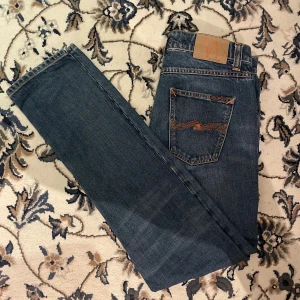 Nudie jeans lean dean - nudie jeans i modellen lean dean! Längden är 29/32! Skick: 8,5/10, endast en liten defekt vud bakfickan men påverkar inte användning och syns inte alls vid användning