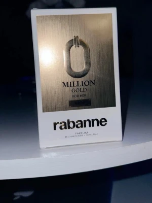 Rabanne Million Gold For Her Parfym - Rabanne Million Gold For Her Parfum 90 ml  Säljer denna helt oöppnad köptes fel då jag ville ha den vanliga varianten av denna❤️ Kvitto finns