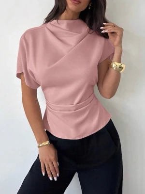 Ljusrosa omlottopp med markerad midja - Trendig ljusrosa topp med omlottdetalj och markerad midja. Toppen har korta ärmar, hög hals och en elegant, figurnära passform som ger en snygg siluett. Perfekt att styla med både jeans och kostymbyxor för en chic look.