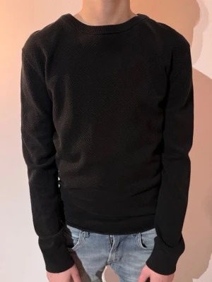 J.Lindeberg tröja - | Skick: 7/10 | Färg: Mörkblå | Modell: 172cm, 57kg | Vad inkluderas: Enbart tröjan | Nypris: 1199kr | 