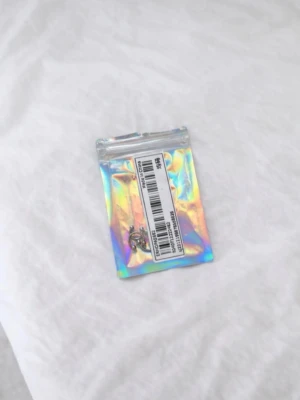 3-Pack nya silverfärgade hästsko piercingar från SHEIN - 3-pack helt nya silverfärgade hästsko piercingar från SHEIN. Perfekta för dig som vill variera din look eller ge din smyckes/piercingsamling ett elegant tillskott. 3st olika storlekar för perfekt passform. Klassisk hästskoform, tidlös och trendig. För septum, öron, läpp eller andra piercingar. FÖRST TILL KVARN! SISTA CHANSEN!