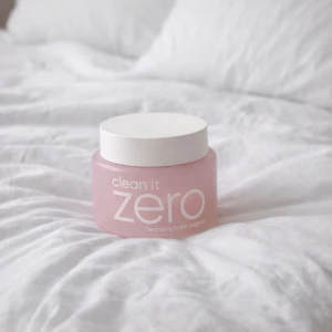 Banila Co Clean It Zero Cleansing Balm Original – Mini 50ml - Effektiv & omtyckt rengöringsbalm som smälter bort smink, SPF & orenheter på ett skonsamt sätt. Den fasta balmen förvandlas till en silkeslen olja vid applicering & lämnar huden ren, mjuk & återfuktad utan att kännas stram. Perfekt för alla hudtyper & särskilt uppskattad för sin milda men effektiva formula. Använd ca 3 gånger! Säljs pga att jag inte tycker om den. Köptes för nypris 299kr! FÖRST TILL KVARN! SISTA CHANSEN!