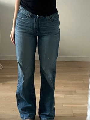 Helt nya jeans Zara - Vida i benen! Jag är 167 cm för referens 💙