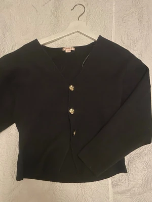 Svart tröja från Gina Tricot - Säljer denna jättefina tröjan då den inte längre kommer till användning. Från 14+ avdelningen i storlek S💕
