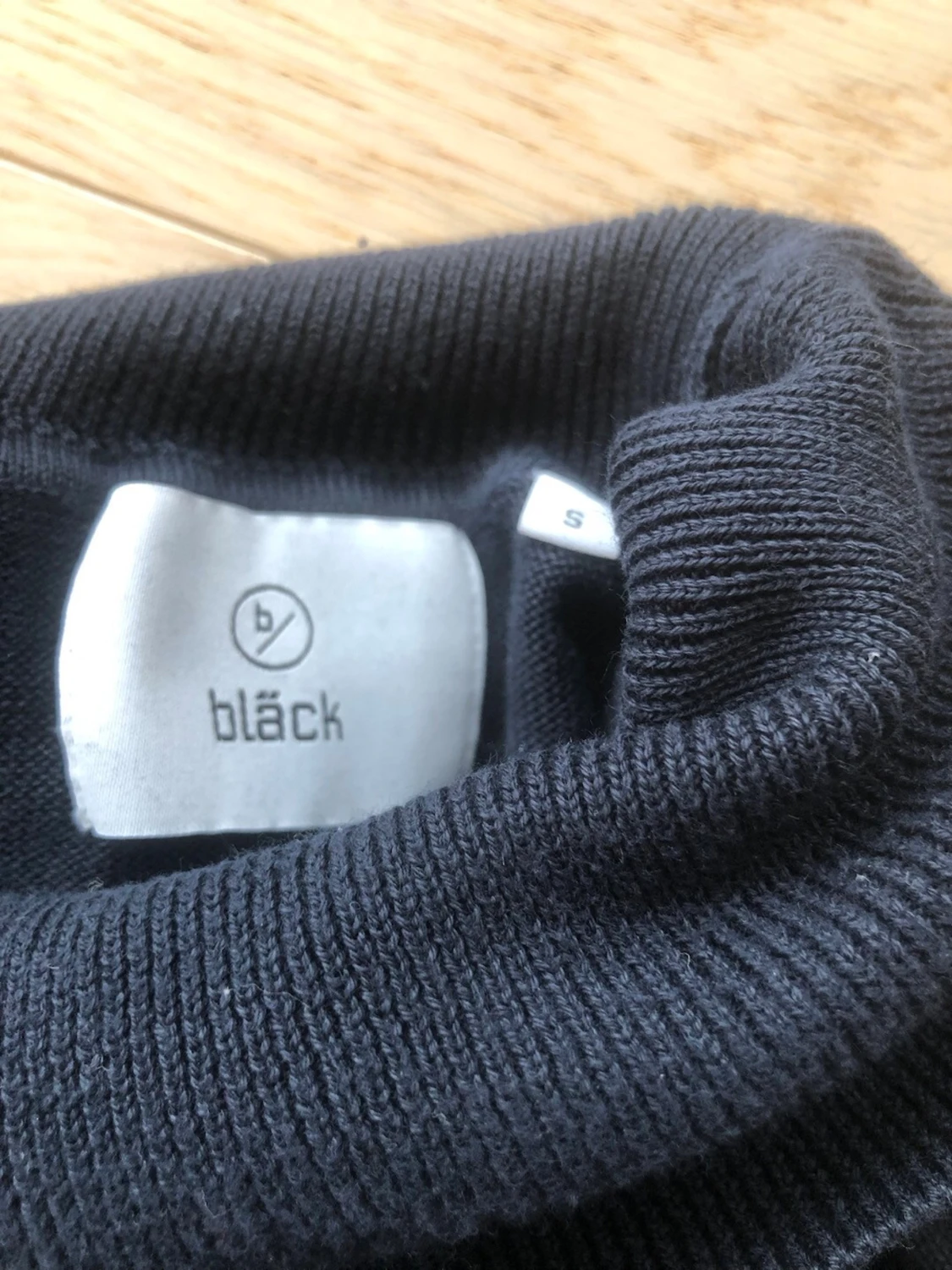 Svart polotröja från Bläck - 1