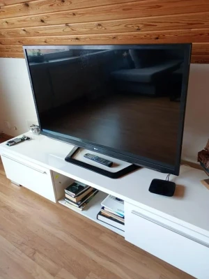 LG 47LM620T-ZE - Bra skick - Sparsamt använd Säljer en fullt fungerande och schysst TV från LG! Jättebra tv för pengarna och den ger fortfarande en schysst bild och bra film/tv upplevelse.  Finns att hämta i HYLLINGE. Maila eller skicka meddelande vid intresse. Hämtas på plats. Priset kan diskuteras vid snabb och seriös affär.  47-tums 3D LED-TV Digital-TV (DVB-T/T2/C) för Boxer & Com Hem 400Hz Motion Clarity Rate WiDi och Smart TV 4 HDMI & 3 USB