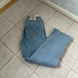 Baggy jeans från replay  - Säljer mina baggy jeans från replay så jag köpte för nåt år sen de har blivit för små för mig och används inte längre säljer för 560kr nypris 1200kr köpte den från kidsbrandstore den finns inte längre att köpa strl 12A 