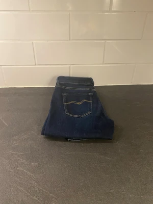 Mörkblå replay jeans  - Snygga skinny jeans från Replay i mörkblå denim med klassiska kontrastsömmar och detaljerade bakfickor. Perfekta för dig som gillar en stilren och modern look. De är också i Hyperflex som gör att de blir stretchiga. De är i storlek W27 och L30,de är i mycket bra skick. Skriv till mig vid minsta fundering 🤔 💭 Mvh Emil