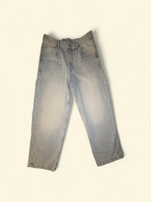 Bershka SUPER - Baggy Jeans Blue Denim - Hej, jag säljer dessa bershka jeans på grund av att de inte riktigt var min stil. Jag försökte testa något nytt men det var bara inte min grej🤷‍♂️ Tror jag använt dom max 2 gånger. Så i fall du vill spara lite pengar så skulle jag rekommendera att köpa dessa! Har du några frågor så är det bara att fråga! De är en storlek EUR44