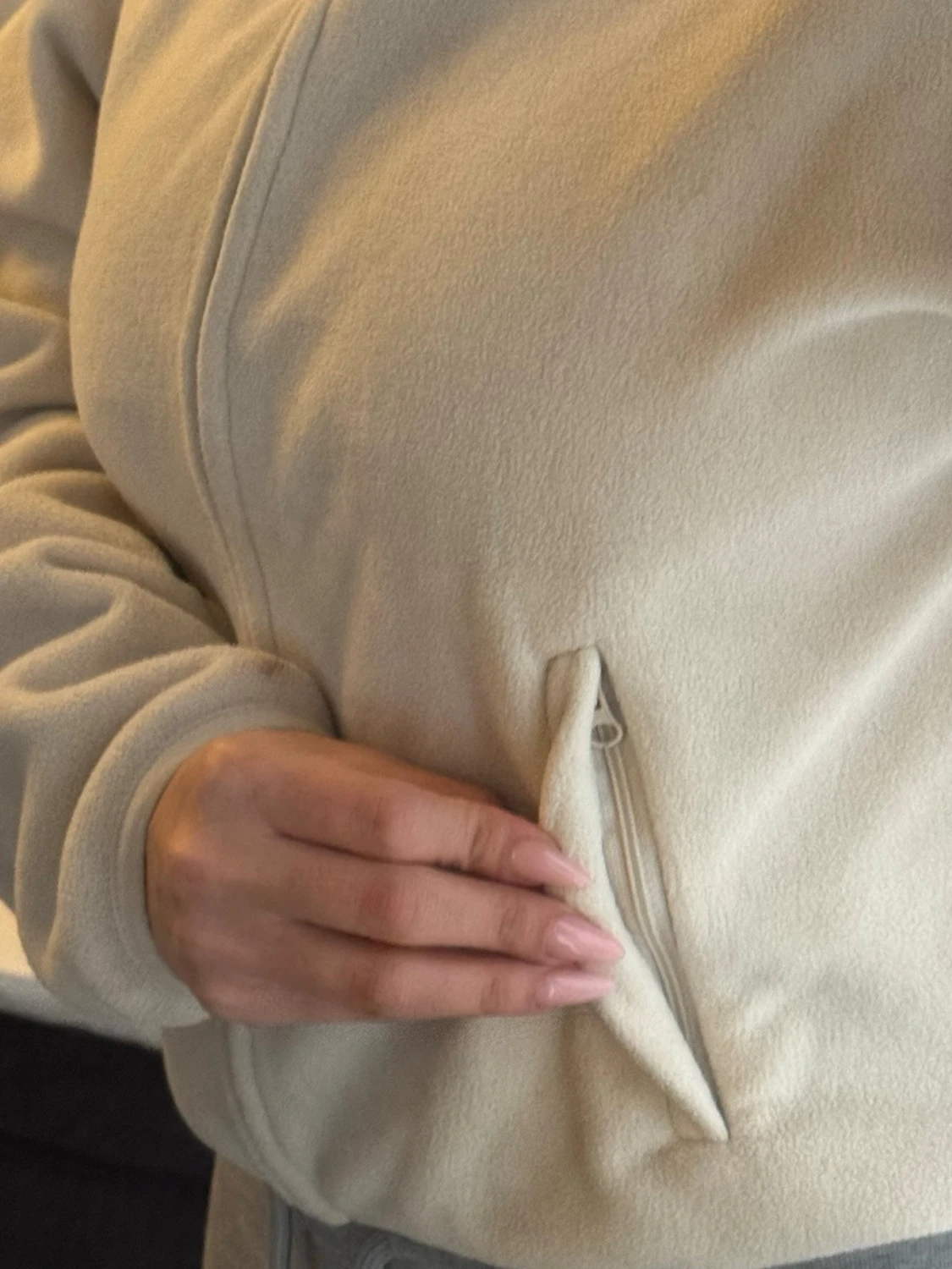 Krämvit fleecejacka med dragkedja - 1