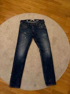 Blå Replay Anbass - Säljer ett par blå slim fit jeans från Replay, modell Anbass. 
