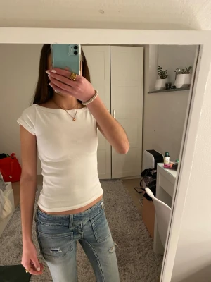 Vit topp  - Fin ribbad t-shirt, lätt att styla, från Gina Tricot💗