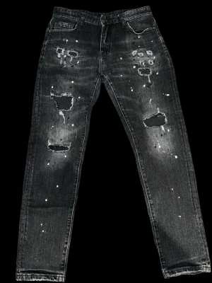 Svarta distressed jeans från Dsquared2 - Storlek 32, hål baksida se bild 