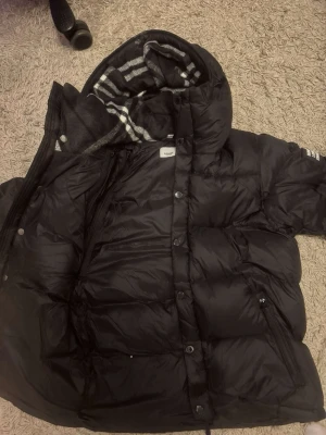 svart burberry jacka/väst - storlek L splitter ny