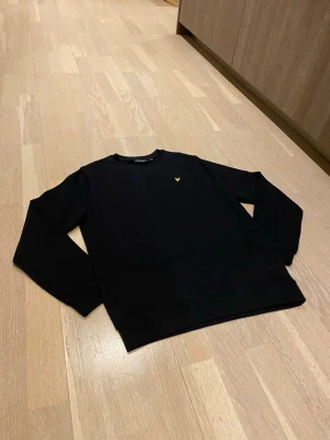 Säljer en Lyle Scott hoodie i färgen svart.  - Säljer en Lyle Scott hoodie i färgen svart. Den är helt ny. Oanvänd. 