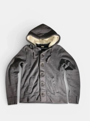 Grå cardigan från hollister med knappar  -  grå hollister cardigan med stora knappar framtill och två fickor. Huvan är fodrad med vitt, fluffigt material.