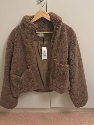 Brun teddyjacka med fickor - Oanvänd teddyjacka från märket neo noir