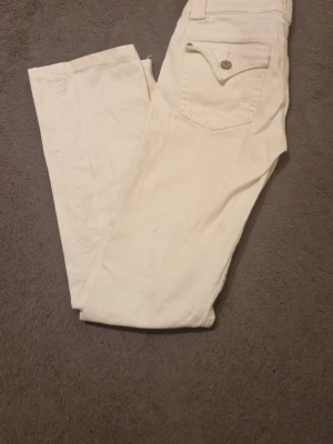 Raka jeans - Raka vita low waist jeans från NOW.   Fläck(se bild) Kom gärna med prisförslag