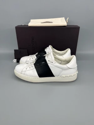 Valentino Open Skor Svart - • The shoes have been gently used and are in good condition  • Size: 42.5 (fits 43–43.5)  • Color: Black  • Retail price: 7280 SEK / 590€  • Box, dustbag, valentino card & new laces included