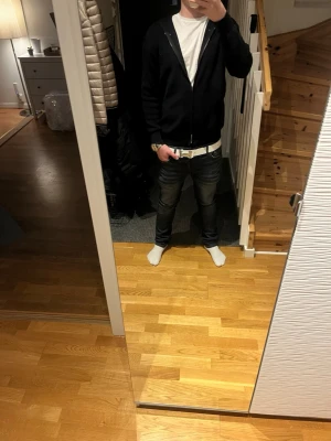 Navyblue tröja - Riktigt fet tröja som är lätt att matcha men även skön att ha på sig och bra passform🌟tröjan är köpt från ett företag på tiktok(verani)