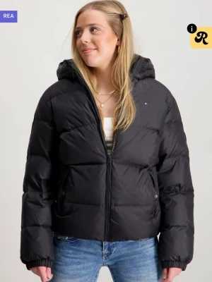 Hilfiger vinterjacka - Säljer min supersnygga och sköna jacka från Tommy Hilfiger💕Bortsett från några små fläckar (kontakta för bilder) skulle jag säga att den är i mycket bra skick. Orginalpris 2499kr🥰 Storlek 164 men skulle säga att den passar allt från xs-m. 