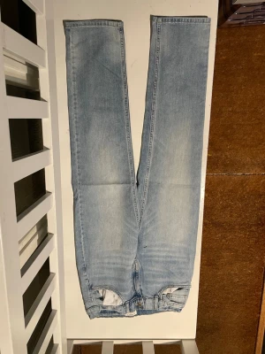 Ljusblå raka jeans stl 164 - Säljer ett par ljusblå jeans med rak passform och klassisk femficksdesign. Stl 164