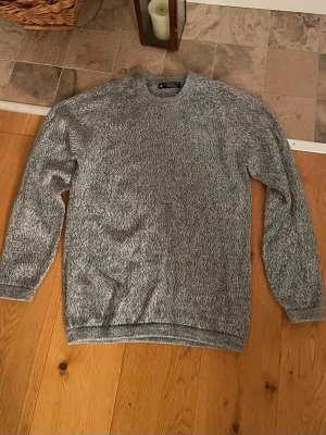 Stickad tröja alpacka - Jättefin stickad tröja i det sköna materialet alpacka. Inga hål/fläckar/noppror, ej krympt i tvätt. Varm och skön nu till kyligare dagar. Går att matcha till de dom flesta populära outfitsen idag. Storlek M (true to size) Skickar innom 24h💫💯