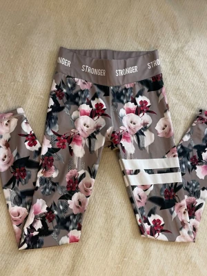 Blommiga leggings från Stronger - Supersnygga leggings från Stronger. Materialet är stretchigt och följsamt, knappt använda. 