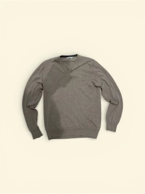 J Lindeberg merinoull V-neck tröja! - Säljer denna sjukt snygga tröja från J Lindeberg. Tröjan är i 100% merinoull vilket gör den otroligt skön att ha på sig. Storleken är M och passformen är grym. Skicket är enligt mig grymt!! Vid fler frågor är det bara att höra av er!