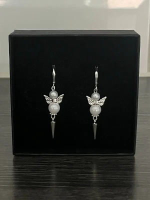 Silverörhängen  - Ett par silverörhängen som även finns att köpa enskilt så kolla mina andra annonser! Det är rostfritt stål.