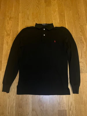 Ralph Lauren pike - Säljer en sjukt fet svart Ralph Lauren piké. Tröjan är storlek s och är i mycket bra skick(som ny). Skriv vid minsta funderingar!