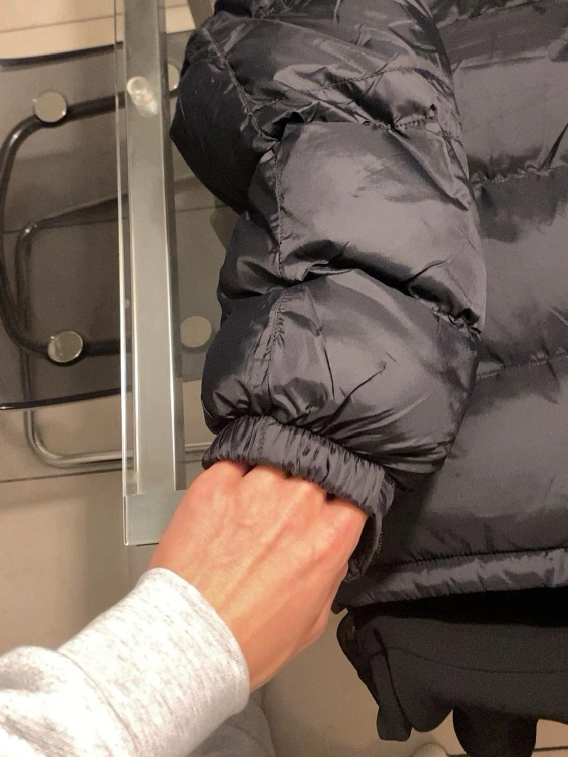 Svart pufferjacka med huva - 1