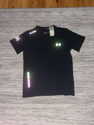 Svart Under Armour T-shirt - Säljer en Svart Under Armour T-shirt i storlek S för 499 kan gö ner till 399 på ett snabbköp 