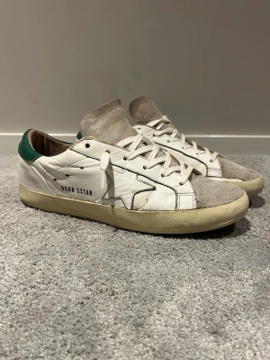 Golden goose skor  - Säljer nu mina snygga golden goose skor som använts en del men som fortfarande är i bra skick. Storlek 41 men passar 41-42. Hör av er vid fler frågor 