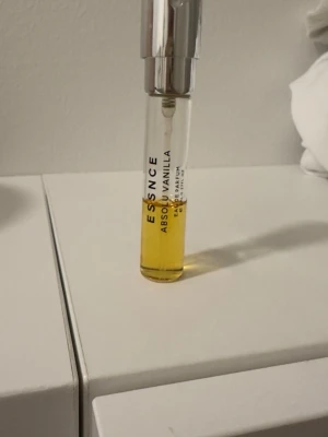 Absolu vanilla 8 ml Essnce - Absolu vanilla från Essnce i 8 ml. Mängd kvar enligt bild. 