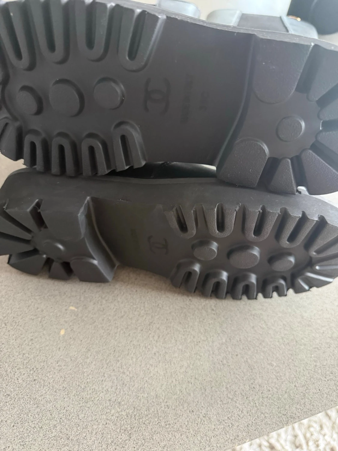 Svarta höga stövlar från C - 1