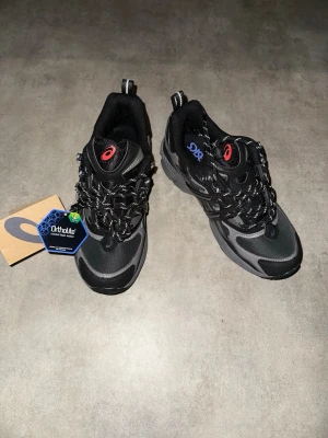 Svarta Asics sneakers - Helt nya. Hör av vid minsta fundering 💫