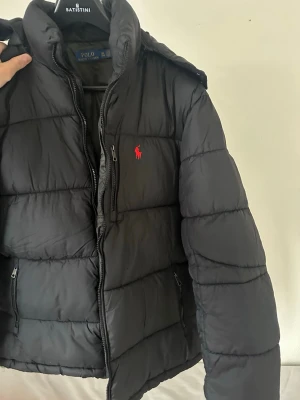 Svart dunjacka från Polo Ralph Lauren - Storlek 2XL men passar som L