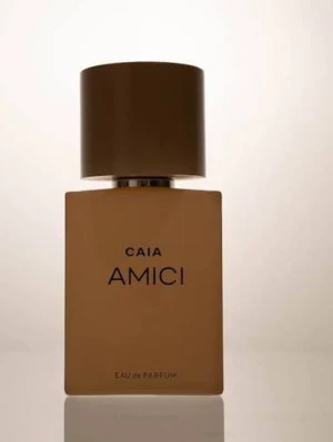 CAIA Amici Eau de Parfum - CAIA Amici Eau de Parfum kommer i en stilren, fyrkantig flaska med matt beige finish och matchande lock. Flaskan har minimalistisk design med svart text och levereras i en elegant, ljusbeige kartong. Perfekt för dig som gillar exklusiva och moderna dofter.