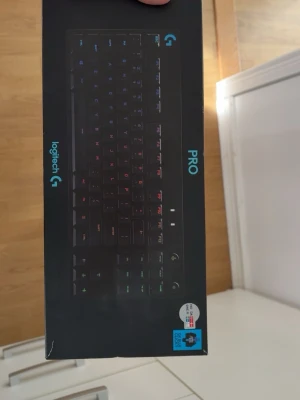 Logitech G Pro RGB Gamingtangentbord - Säljer ett Logitech G Pro mekaniskt gamingtangentbord med blåa stwitchar och RGB-belysning. Tangentbordet är svart med snygg bakgrundsbelysning i flera färger. Perfekt för gaming. Ansluts via USB. Använd fåtal gånger nypris 1190kr  