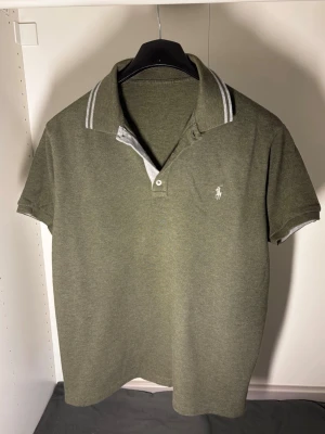 Ralph Lauren Pike - Tja, säljer en Ralph Lauren Pike i storlek M. Skick 9/10, använd fåtal gånger. Pris 429. Fraktar samma dag, hör av dig vid frågor o funderingar!