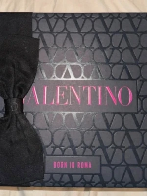 Valentino Born In Roma parfymset - Exklusivt parfymset från Valentino med doften Born In Roma. Setet innehåller en större parfymflaska och en mindre resestorlek, har testat den lite och så finns mer en halva flaskan kvar 