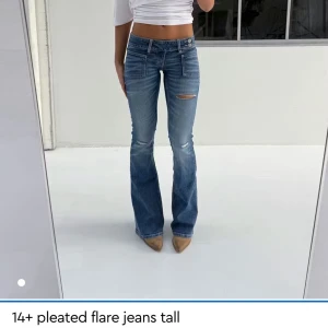 Blåa tall flare jeans från Gina Tricot - Säljer ett par ljusblåa pleated flare jeans från Gina Tricot i modellen 'tall'. De är använda bara en gång och är lite smutsiga nere vid fötterna men går definitivt att få bort efter några tvätt! Säljer dessa då de är för små för mig 🩷