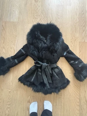 Svart pälsjacka med bälte från Fur story  - Nypris 4500kr 